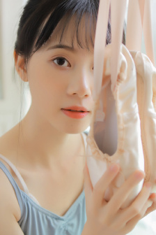 解开她的内衣含着她的柔软